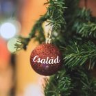 Csillámló üveg karácsonyi gömb 6 cm egyedi felirattal